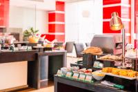 een buffet met zoete deegwaren en andere etenswaren bij Nova Platinum Hotel in Pattaya South