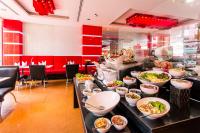 een buffet met veel gerechten in een restaurant bij Nova Platinum Hotel in Pattaya South