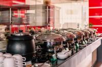 een rij potten en pannen op een aanrecht in een keuken bij Nova Platinum Hotel in Pattaya South