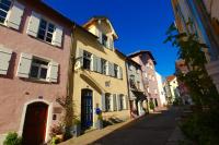 una calle en una ciudad con edificios coloridos en Old Kings Design Hostel, en Füssen