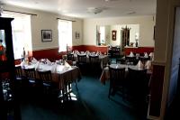 uma sala de jantar cheia de mesas e cadeiras em Sevel Kro em Vinderup