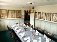 uma sala de jantar com uma mesa longa e cadeiras em Sevel Kro em Vinderup