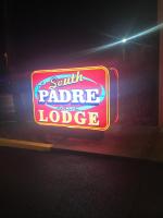 Ein Zertifikat, Auszeichnung, Logo oder anderes Dokument, das in der Unterkunft South Padre Island Lodge ausgestellt ist