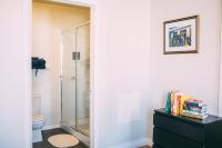 Ein Badezimmer in der Unterkunft HI San Diego Downtown Hostel