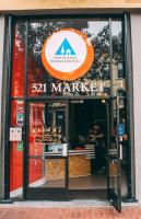 Ein Mann steht in der Tür eines Ladens in der Unterkunft HI San Diego Downtown Hostel in San Diego
