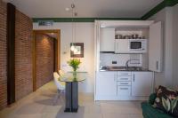 Kuchyň nebo kuchyňský kout v ubytování Apartaments Suites Sant Jordi