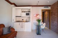 Kuchyň nebo kuchyňský kout v ubytování Apartaments Suites Sant Jordi