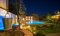 Bazén v ubytování Apartaments Suites Sant Jordi nebo v jeho okolí