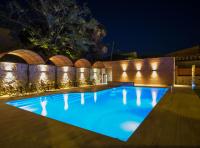 Bazén v ubytování Apartaments Suites Sant Jordi nebo v jeho okolí
