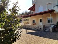 The building in which a vendégházakat is located