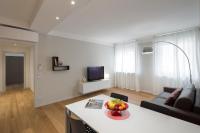 Televízia a/alebo spoločenská miestnosť v ubytovaní Flats4rent