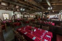 Un comedor con una mesa con mantel rojo. en хотел Чифлика - комплекс Чифлика, en Chiflik