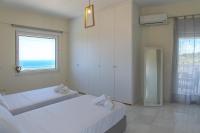 Posteľ alebo postele v izbe v ubytovaní Infinity Villa with Pool, BBQ and Ping-Pong Table, 2km from the beach