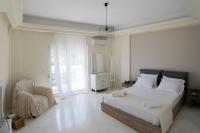 Posteľ alebo postele v izbe v ubytovaní Infinity Villa with Pool, BBQ and Ping-Pong Table, 2km from the beach