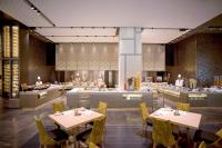 Un restaurante con mesas y sillas y una cocina. en Hotel Metropolitan Edmont Tokyo, en Tokio