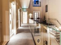 Un pasillo con escalera en un edificio. en Hotel San Michele, en Trapani