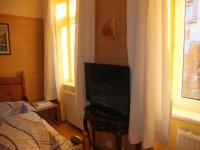 A television and/or entertainment centre at Leopoldauer Apartment