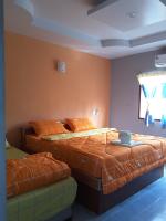Postel nebo postele na pokoji v ubytování สิชล บ้านอุ๊ รีสอร์ท