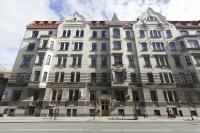 Un gran edificio blanco en la esquina de una calle. en Valdemara Residence, en Riga