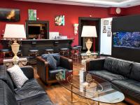 una sala de estar con sofás y un bar en DORMERO Hotel Halle, en Halle an der Saale