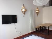Televízia a/alebo spoločenská miestnosť v ubytovaní Industia Loft Apartment