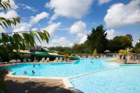 Piscine de l&#39;&eacute;tablissement Camping RCN La Ferme du Latois ou situ&eacute;e &agrave; proximit&eacute;