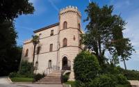 ファーノにあるCastello Montegioveの上に塔がある大きな建物