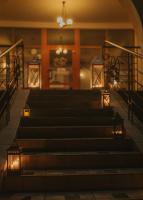een trap in een gebouw met verlichting bij Noclegi i restauracja Zajazd Pod Skałą in Jasło