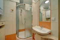 Łazienka w obiekcie Klimatyczne Apartamenty Sun Seasons 24 w Szklarskiej Porębie by Noclegi Renters