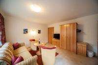 Telewizja i/lub zestaw kina domowego w obiekcie Hotel Garni Waldhof - Wohlfühlen am Lech