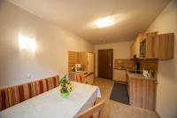 Kuchnia lub aneks kuchenny w obiekcie Hotel Garni Waldhof - Wohlfühlen am Lech
