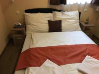 Posteľ alebo postele v izbe v ubytovaní Abszolút Hotel és Panzió