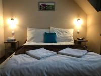 Posteľ alebo postele v izbe v ubytovaní Abszolút Hotel és Panzió