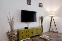 Televízia a/alebo spoločenská miestnosť v ubytovaní UrbanChicMalaga 3 Bedroom Spacious Quiet Historic Malaga Apt