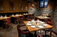 Un restaurante u otro lugar para comer en Cork Factory Hotel