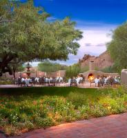 un restaurante con mesas y sillas en un jardín en The Hermosa Inn, en Phoenix