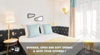 Un dormitorio con una cama con almohadas azules. en Hôtel Augustin - Astotel, en París