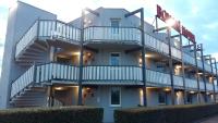 Un edificio con escaleras a un lado. en Bonsaï Hotel d&#39;Orleans, en Olivet