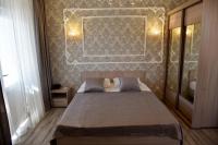 Un dormitorio con una cama y una pared. en Hotel Gloria, en Kostanái