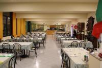 ボローニャにあるオスピタリータ サントンマッソ ダックィーノのレストランのテーブルと椅子の列