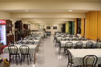 ボローニャにあるオスピタリータ サントンマッソ ダックィーノの宴会場のテーブルと椅子