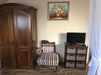 Televízia a/alebo spoločenská miestnosť v ubytovaní Abszolút Hotel és Panzió