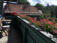 - un balcon fleuri dans une maison dans l&#39;établissement Apartment Haus Wieser, à Gröbming