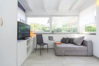Televízia a/alebo spoločenská miestnosť v ubytovaní Apartments Aida