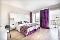Postel nebo postele na pokoji v ubytování Mar Hotels Playa de Muro Suites