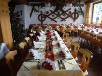 Reštaurácia alebo iné gastronomické zariadenie v ubytovaní Pension Nina & Gasthof Alpenrose