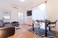 Televízia a/alebo spoločenská miestnosť v ubytovaní Apartments Aida