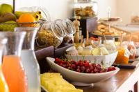 a table with bowls of fruit and other food at Lares De Chacras in Chacras de Coria