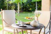 a table with a plate of food and two chairs at Lares De Chacras in Chacras de Coria