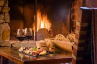 a table with a plate of food and two glasses of wine at Lares De Chacras in Chacras de Coria